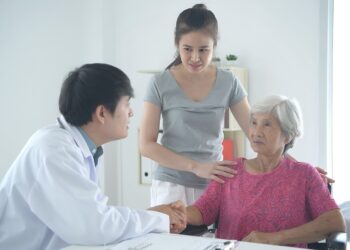 Những loại bệnh truyền nhiễm thường mắc ở người già