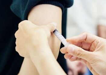 Phân biệt sốt xuất huyết, sốt rét và sốt siêu vi: Các triệu chứng dễ nhầm lẫn